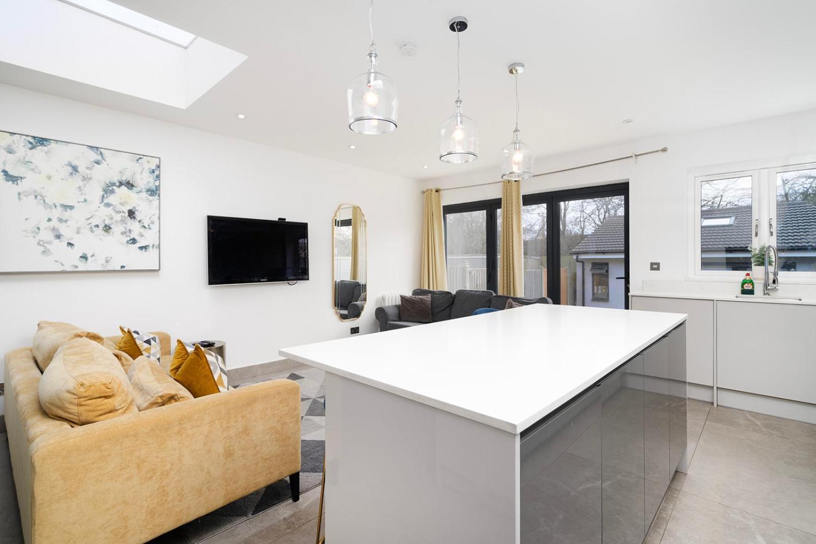 Appartamento Large 4 Bedroom House With Parking Available Londra