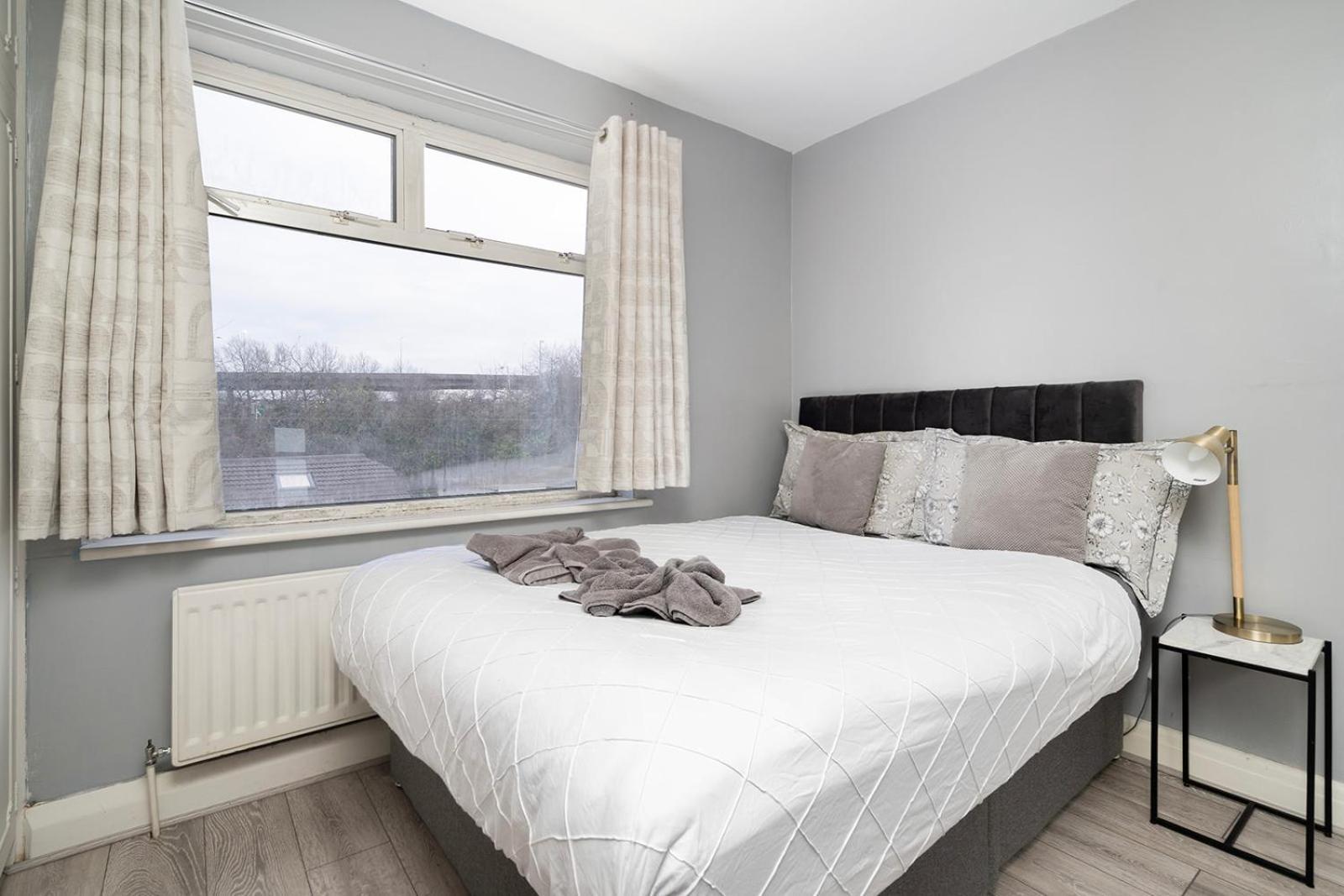 Large 4 Bedroom House With Parking Available Londra