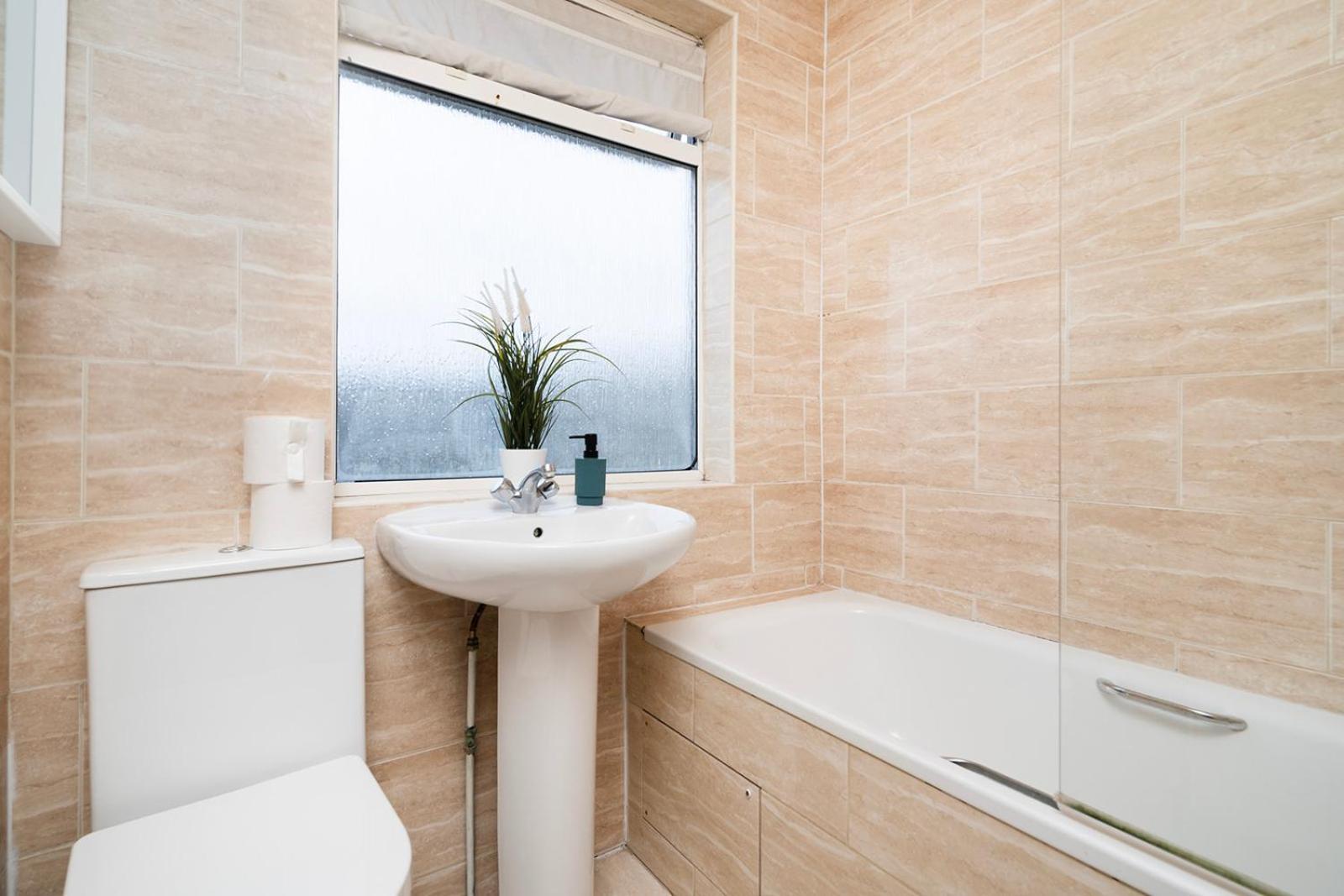 Large 4 Bedroom House With Parking Available Londra