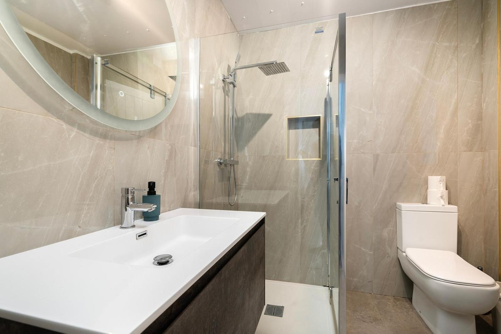Appartamento Large 4 Bedroom House With Parking Available