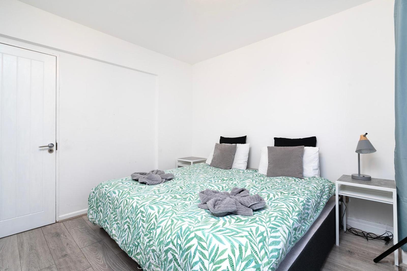 Large 4 Bedroom House With Parking Available Appartamento Londra