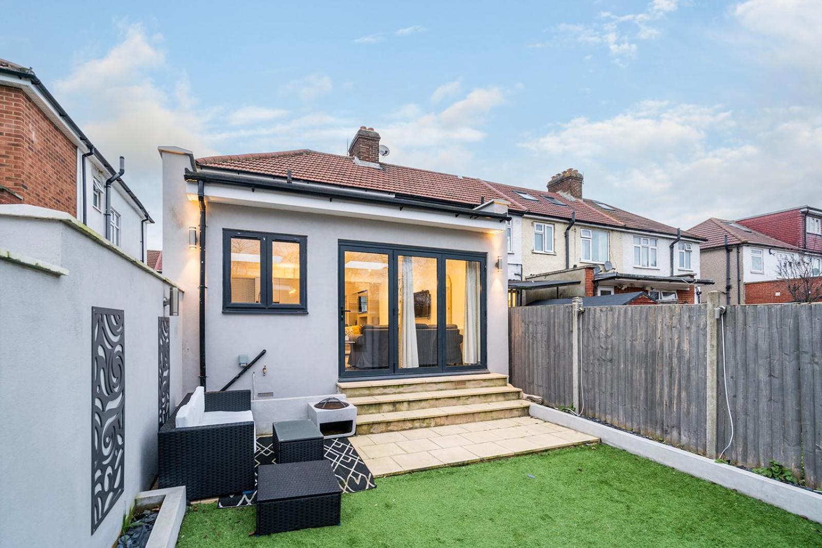 Large 4 Bedroom House With Parking Available * Londra