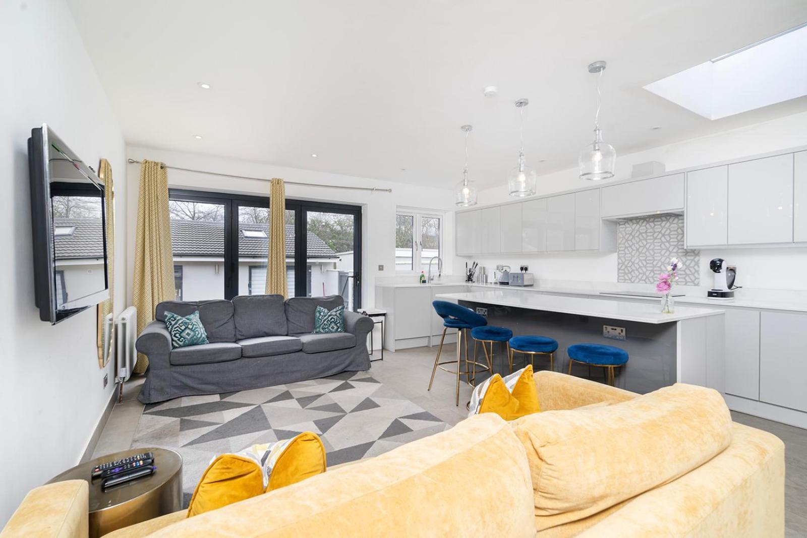 Large 4 Bedroom House With Parking Available Londra