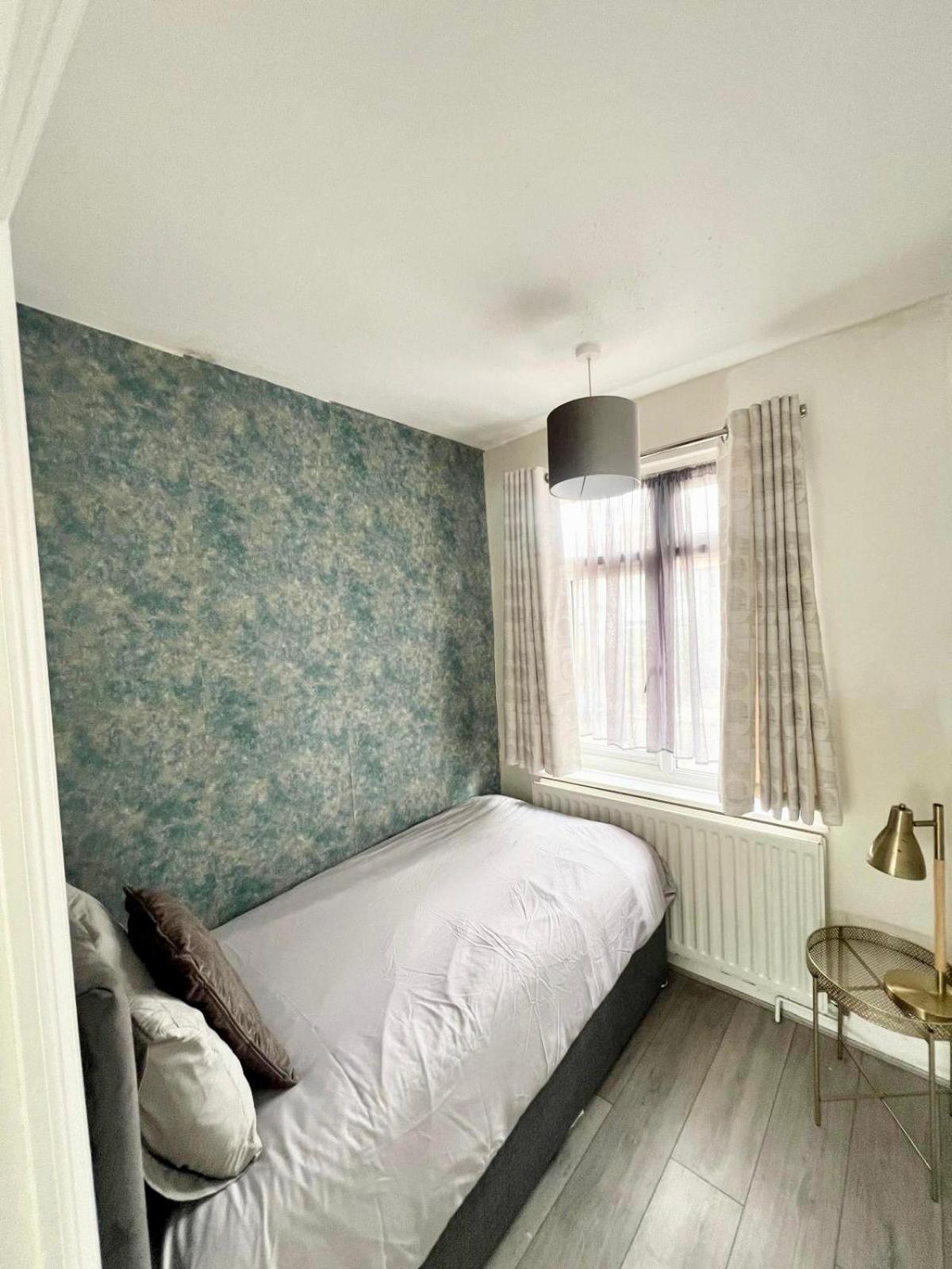 Large 4 Bedroom House With Parking Available Appartamento Londra