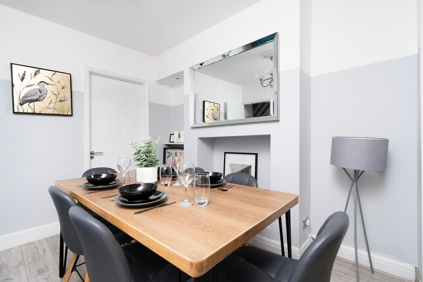 Large 4 Bedroom House With Parking Available Appartamento