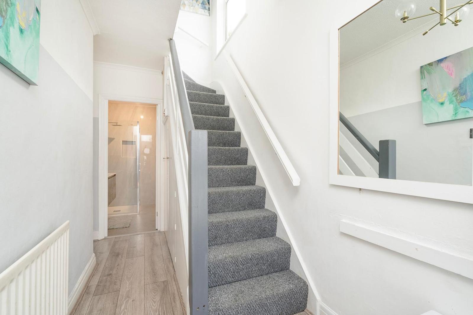 Large 4 Bedroom House With Parking Available Appartamento *