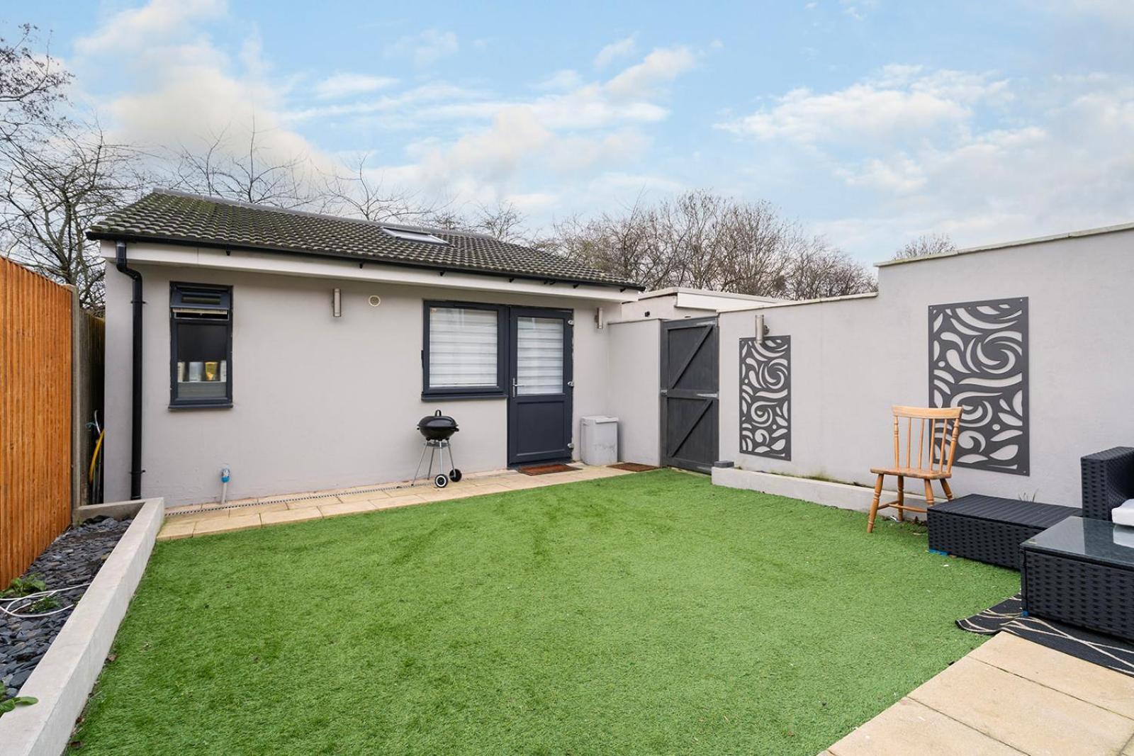 Large 4 Bedroom House With Parking Available * Londra