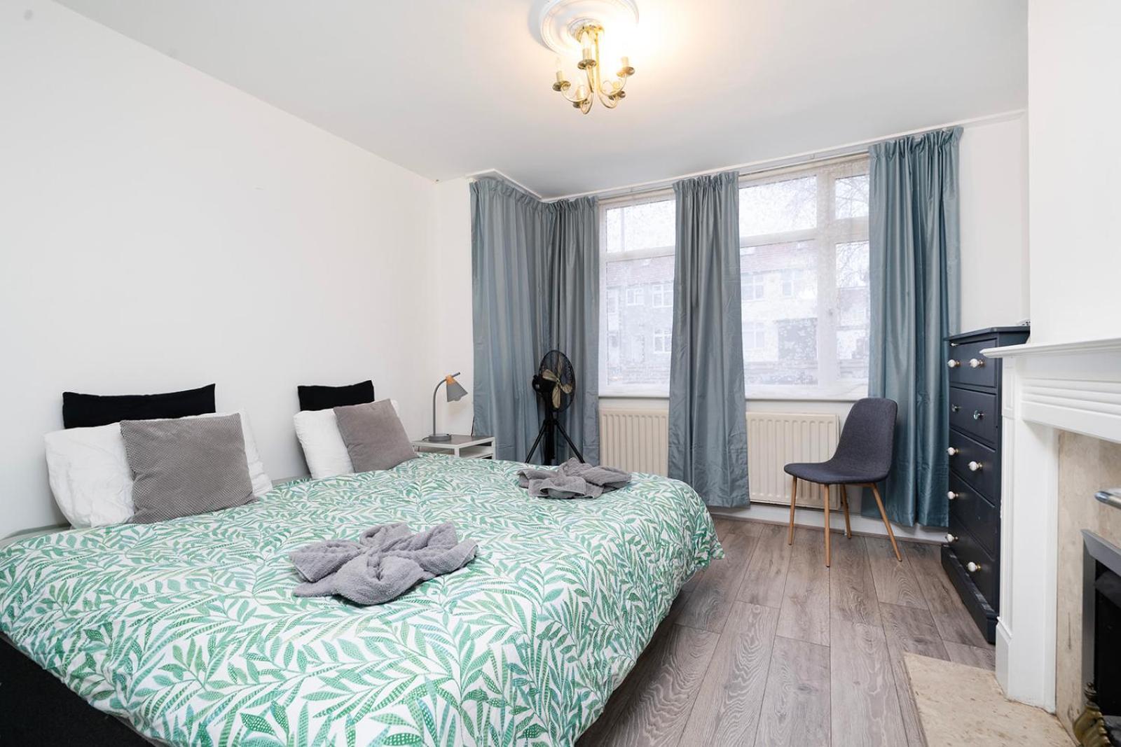 Large 4 Bedroom House With Parking Available Londra